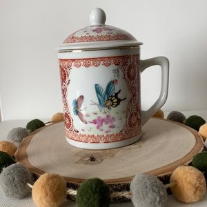 Porcelain Chinese coffee/tea cup with lid.
